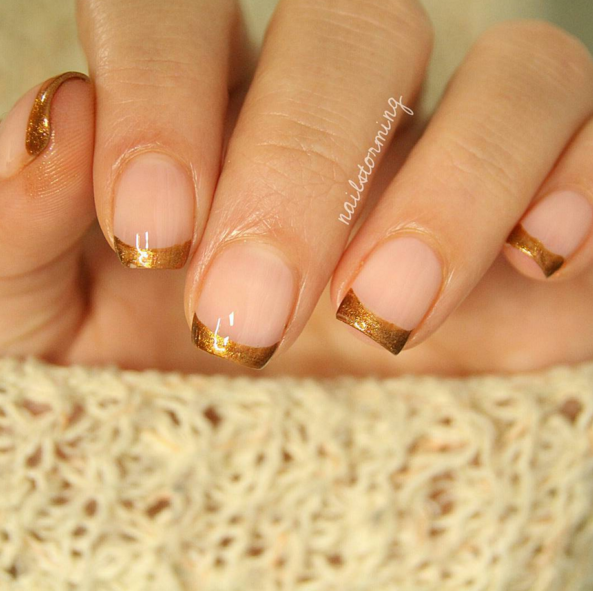 Золото и натуральный дизайн ногтей